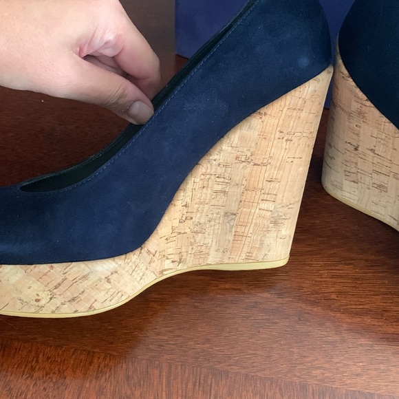 Authentic women’s Stewart Weitzman wedge size 8M only worn once in navy - Picture 6 of 16